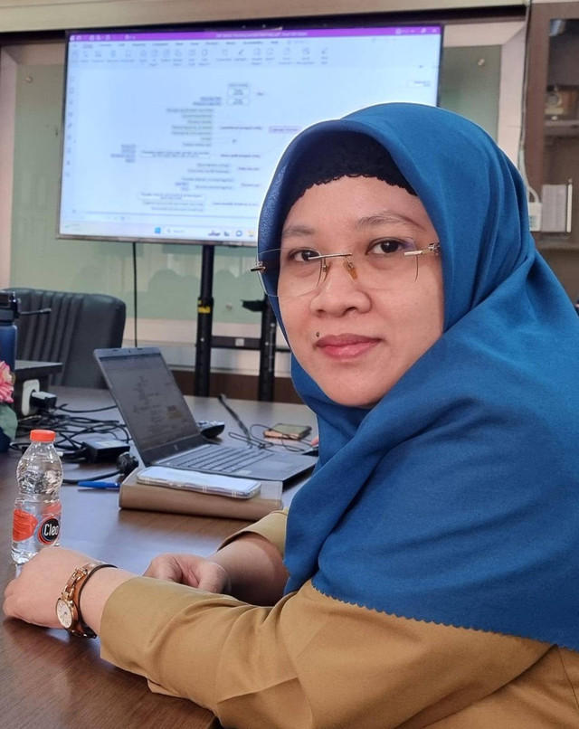 Ketua Tim Kerja Gizi dan KIA Dinas Kesehatan Kota Depok Jawa Barat dr.Mutmainah Indriyati,MKM , foto ini diambil oleh penulis sendiri di Kantor Dinas Kesehatan Kota Depok.