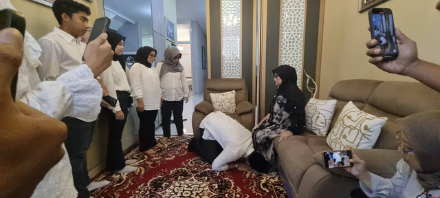 Calon Wali Kota Surabaya, Eri Cahyadi sungkem ke ibu kandung dan ibu mertua sebelum nyoblos di TPS 04, RW 11, Kelurahan Karah, Surabaya, Rabu (27/11/2024). Foto: Farusma Okta Verdian/kumparan