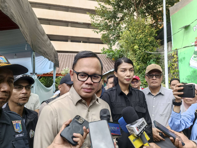 Wakil Menteri Dalam Negeri (Wamendagri) Bima Arya memantau TPS 006 di Kelurahan Pegangsaan, Menteng, Jakarta Pusat, Rabu (27/11/2024). Foto: Zamachsyari/kumparan