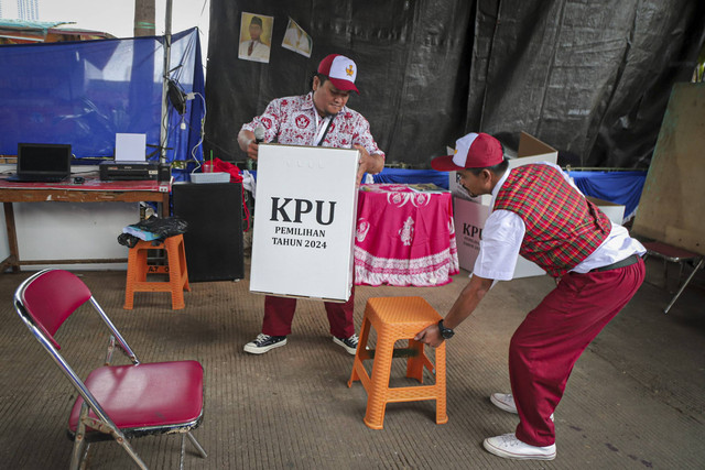 Anggota Kelompok Penyelenggara Pemungutan Suara (KPPS) berbusana seragam sekolah mempersiapkan TPS 005, Petamburan, Tanah Abang, Jakarta, Rabu (27/11/2024). Foto: Iqbal Firdaus/kumparan