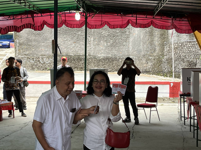 Calon wakil Wali Kota Semarang nomor urut 01 Iswar Aminuddin usai mencoblos. Foto: Dok. Istimewa