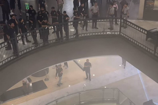 Kepulan asap tebal muncul dari sebuah restoran di Mal Grand Indonesia di Jakarta Pusat, Rabu (27/11). Foto: Dok. Sudin Gulkarmat Jakarta