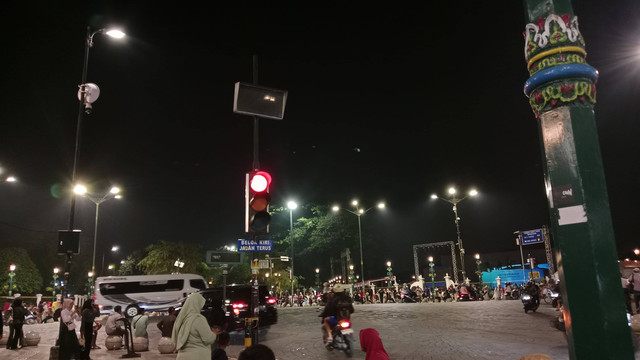 Suasana malam minggu di Titik Nol KM Malioboro, Yogyakarta. Sumber: Dokumen Pribadi
