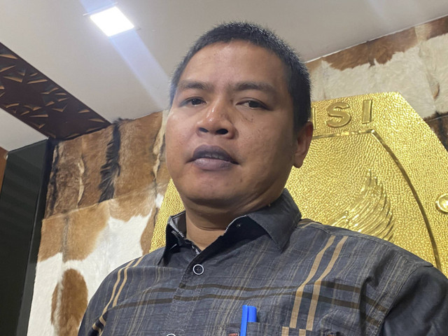 Ketua KPU Jakarta Wahyu Dinata di kantor KPU Jakarta, Jakarta Pusat pada Kamis (28/11/2024). Foto: Abid Raihan/kumparan