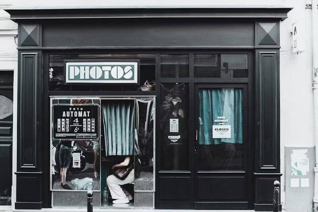 Cara Photobox di Kola Compound Semarang. Foto hanya ilustrasi, bukan tempat yang sebenarnya. Sumber: Unsplash/Matt Pictures