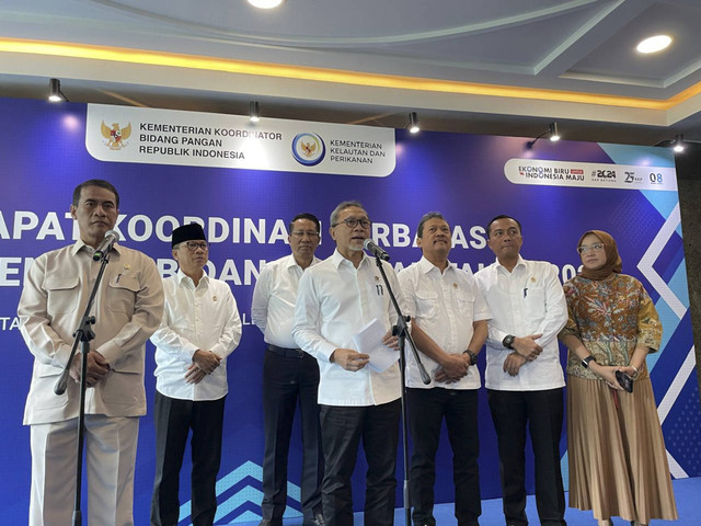 Menteri Pertanian Amran Sulaiman, Menteri Desa Yandri, Menko Bidang Pangan Zulkifli Hasan, Menteri Kelautan dan Perikanan Sakti Wahyu Trenggono dan Menteri Hukum Supratman Andi Atgas usai Rapat Koordinasi Terbatas di Jakarta, Kamis (28/11/2024). Foto: Ghifari/kumparan