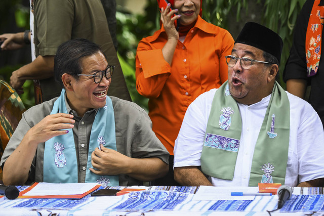 Calon gubernur dan wakil gubernur DKI Jakarta nomor urut 3 Pramono Anung (kiri) dan Rano Karno (kanan) berbincang disela menyampaikan keterangan pers terkait kemenangan dalam Pemilihan Gubernur DKI Jakarta di Cipete, Jakarta, Kamis (28/11/2024). Foto: Sulthony Hasanuddin/ANTARA FOTO 