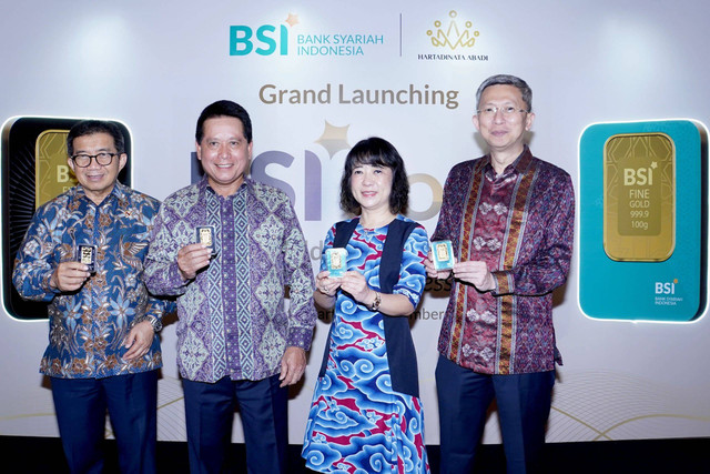 Direktur Utama PT Bank Syariah Indonesia Tbk (BSI) Hery Gunardi (kedua kiri) bersama Komisaris Utama BSI Muliaman D. Hadad (paling kiri), Direktur Utama PT Hartadinata Abadi Tbk Sandra Sunanto (dua dari kiri) dan Komisaris Utama PT Hartadinata Abadi Tbk Ferriyady Hartadinata (paling kanan) menunjukkan BSI Gold. Foto: Dok. BSI