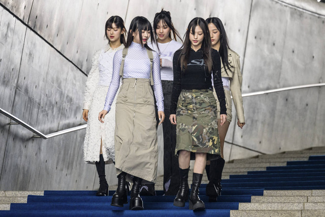 Grup musik wanita asal Korea NewJeans. Foto: Anthony Wallace/AFP