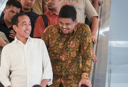 Jokowi (kiri) bersama menantunya, Bobby Nasution di Medan, November 2024. Foto: Instagram/@bobbynst