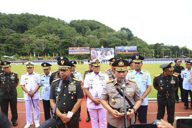 Kapolri Jenderal Listyo Sigit Prabowo dan Panglima TNI Jenderal Agus Subiyanto pimpin upacara Wisuda Prabhatar 2024 Akademi Kepolisian dan Akademi TNI di Lapangan Sapta Marga Akademi Militer Magelang, Jumat (29/11/2024).  Foto: Dok. Divisi Humas Polri