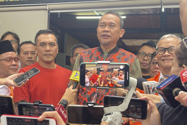 Ketua Tim Pemenangan Cagub dan Cawagub Jakarta nomor urut 3 Lies Hartono alias Cak Lontong menjawab pertanyaan awak media saat konferensi pers di Posko Tim Pemenangan Pramono-Rano, Jakarta Pusat, Jumat (29/11/2024). Foto: Alya Zahra/kumparan