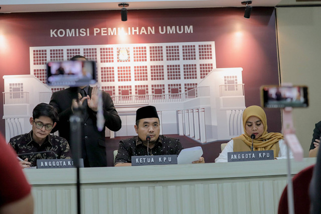 Pimpinan KPU Mochamad Afifudin didampingi sejumlah pimpinan KPU RI lainnya saat konferensi pers terkait pelaksanaan Pilkada Serentak 2024 di Kantor KPU Pusat, Jakarta, Jumat (29/11/2024). Foto: Jamal Ramadhan/kumparan