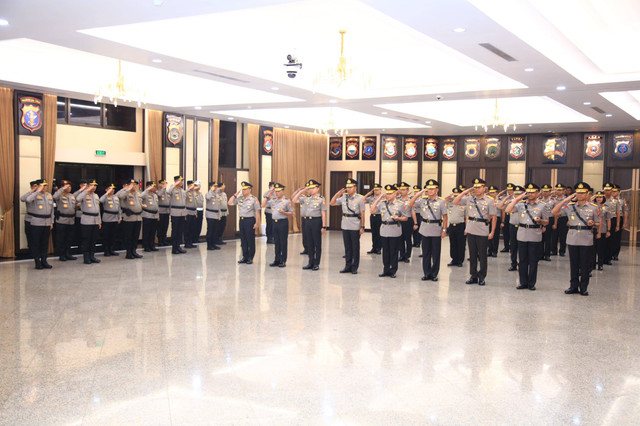 Suasana upacara kenaikan pangkat dan pati Polri di Gedung Rupatama Mabes Polri, Jumat (29/11). Foto: Dok. Divisi Humas Polri
