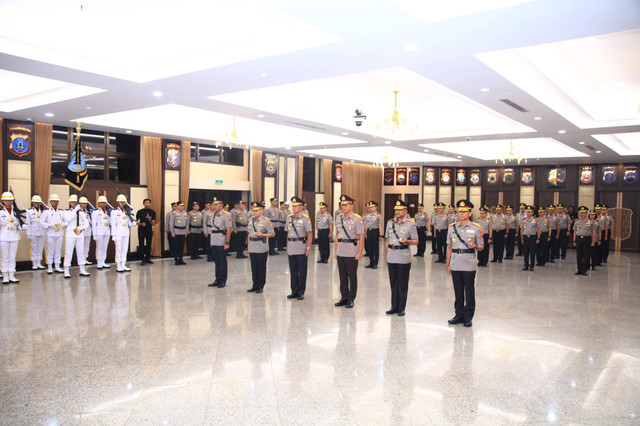 Suasana upacara kenaikan pangkat dan pati Polri di Gedung Rupatama Mabes Polri, Jumat (29/11). Foto: Dok. Divisi Humas Polri