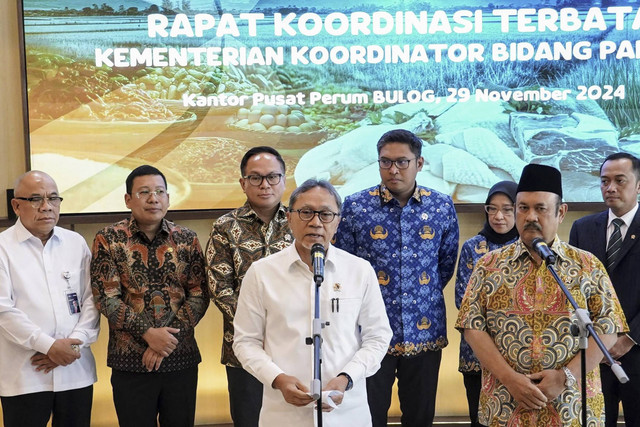 Menko Bidang Pangan Zulkifli Hasan (Zulhas) menggelar konferensi pers usai Rapat Koordinasi Terbatas Kementerian Koordinator Bidang Pangan di Jakarta, Jumat (29/11/2024). Foto: Dok. Kemenko Pangan