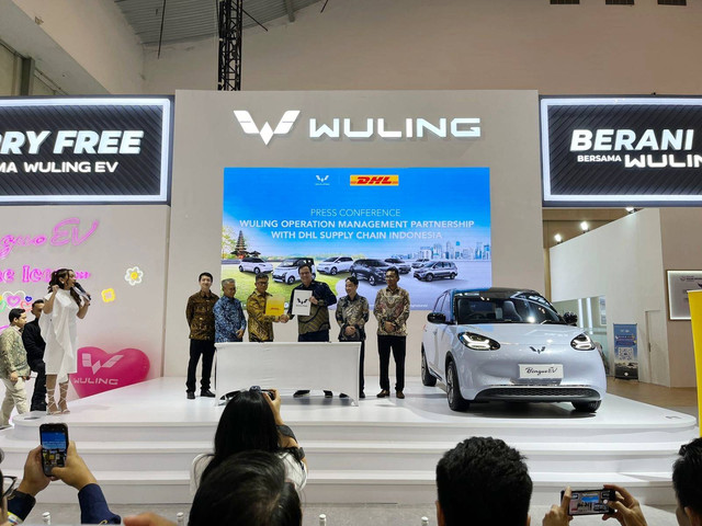 Wuling Motors melakukan kerja sama dengan DHL Supply Chain Indonesia di sela-sela pameran Gaikindo Jakarta Auto Week (GJAW) 2024. Foto: Fitra Andrianto/kumparan