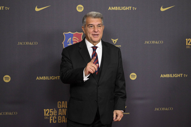 Presiden Barcelona, Joan Laporta, tiba untuk menghadiri gala perayaan 125 tahun berdirinya FC Barcelona, di teater Gran Teatre del Liceu, Barcelona, 29 November 2024. Foto: Josep Lago/AFP