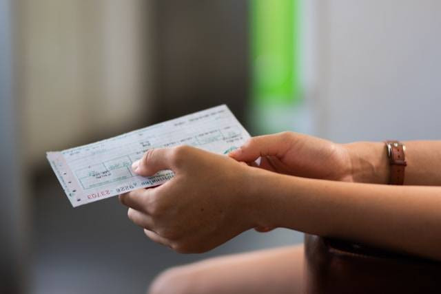 Tiket kereta api Semarang Malang. Foto hanya ilustrasi, bukan tempat sebenarnya. Sumber: Unsplash/Thapanee Srisawat