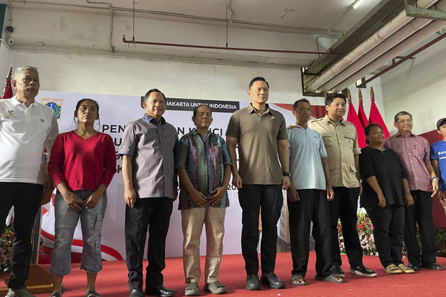 Menteri Koordinator Bidang Infrastruktur dan Pembangunan Kewilayahan Agus Harimurti Yudhoyono bersama Mendagri Tito Karnavian, Menteri PKP Maruarar Sirait melakukan relokasi warga kolong Jembatan Jalan Inspeksi Kanal Barat ke Rusun Rawa Buaya, Sabtu (30/11/2024). Foto: Ghifari/kumparan