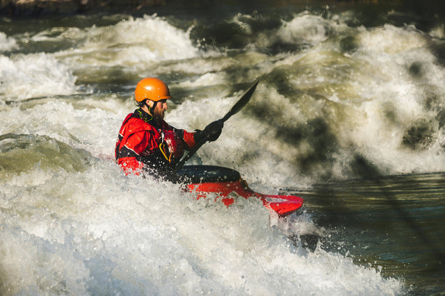 Ilustrasi Perbedaan Rafting dan Arung Jeram, Pexels/Brett Sayles