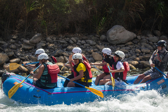 Ilustrasi Apakah Rafting Harus Bisa Berenang? | Pexels/Rainaly Gonzalez