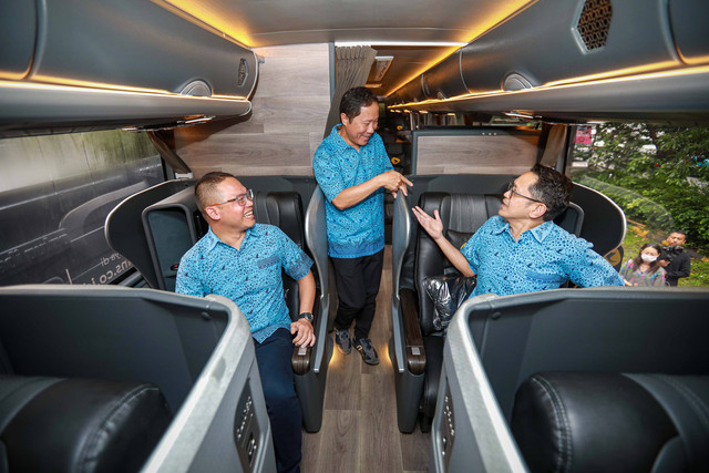 Direktur Utama PT Blue Bird Tbk, Adrianto Djokosoetono (kanan), berbincang dengan Direktur Utama Cititrans Andrew Arristianto (kiri) dan CEO Bluebird Sigit Djokosoetono berbincang usai meresmikan Cititrans Busline. Foto: Aditia Noviansyah/kumparan