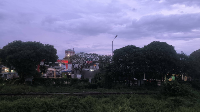 sumber: penulis (suasana sore hari di stasiun kampung bandan)