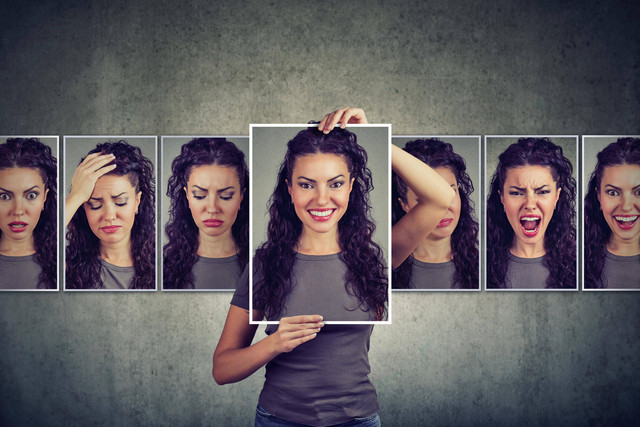 Ilustrasi mood swing (Sumber: https://www.istockphoto.com/id/foto/wanita-bertopeng-mengekspresikan-emosi-yang-berbeda-gm958082360-261616190)