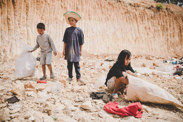 Foto anak-anak bekerja memungut sampah. (Sumber : Freepik.com)