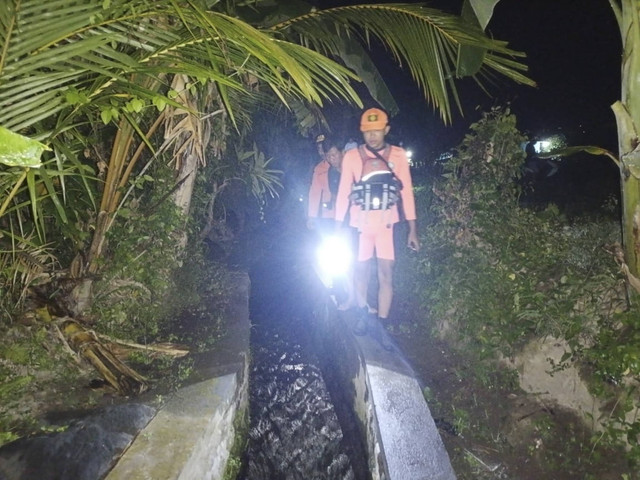 Pencarian bocah 3,5 tahun terjatuh ke saluran irigasi di Kabupaten Karangasem, Bali. Foto: Dok. Basarnas Bali