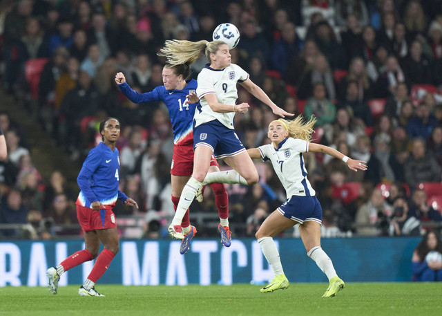 Pemain Inggris, Alessia Russo memenangkan sundulan melawan pemain Amerika Serikat, Emily Sonnett pada pertandingan persahabatan internasional antara Amerika Serikat melawan Inggris di Stadion Wembley, Sabtu (30/11/2024). Foto: Peter van den Berg-USA TODAY Sports via REUTERS