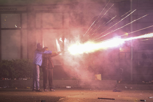 Sebagai ilustrasi "kembang api": Para pengunjuk rasa meluncurkan kembang api ke arah polisi dalam sebuah demonstrasi di luar Parlemen Georgia di Tbilisi, Minggu (1/12/2024). Foto: Giorgi Arjevanidze/AFP