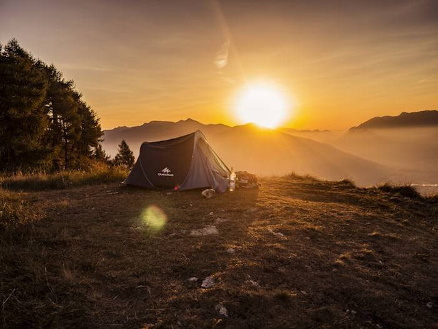 Asstro Highland Ciater Camping Ground. Foto hanyalailustrasi bukatempat sebenarnya. Sumber: Unsplash/Kevin Ianeselli