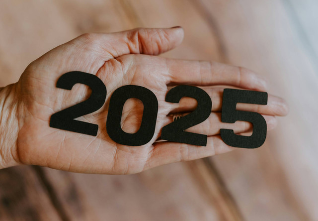 Ilustrasi Kalender Islam 2025, sumber gambar: Unsplash/Kelly Sikkema