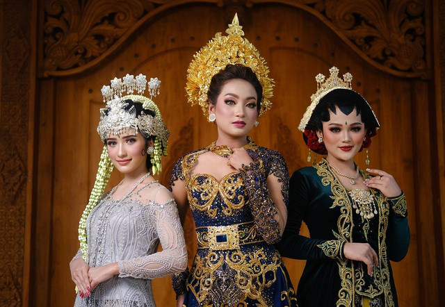 Ilustrasi gaya berpakaian penyanyi sinden tradisional dalam pertunjukan. (Sumber: https://cdn.pixabay.com/photo/2022/08/16/01/44/indonesia-7389120_1280.jpg)
