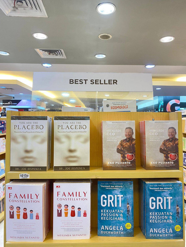 Display Buku di Toko Buku (Sumber: Dokumen Pribadi)