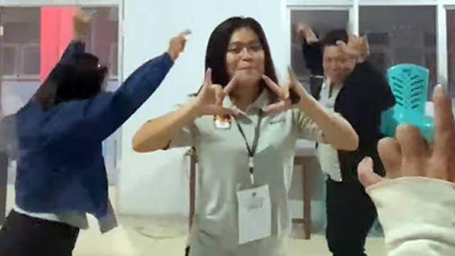 Potongan gambar dari video viral Petugas KPPS di Kota Tomohon, Sulawesi Utara, berjoget sambil menunjukkan simbol jari metal tiga yang diduga merujuk pada nomor urut calon kepala daerah di Tomohon dan di Sulawesi Utara.  