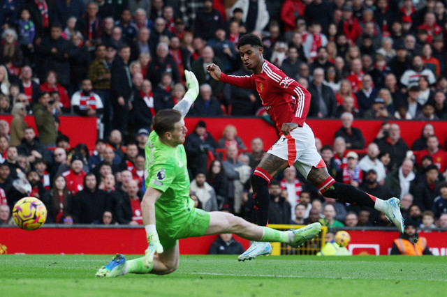 Pemain Manchester United Marcus Rashford mencetak gol ke gawang Everton pada pertandingan Liga Inggris di Old Trafford, Manchester, Inggris, Minggu (1/12/2024). Foto: Lee Smith/REUTERS