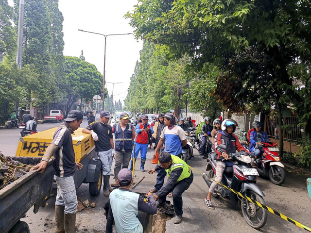 Aspal amblas di jalan Dago, Coblong, Bandung, Senin (2/12/2024). Foto: Robby Bouceu/kumparan