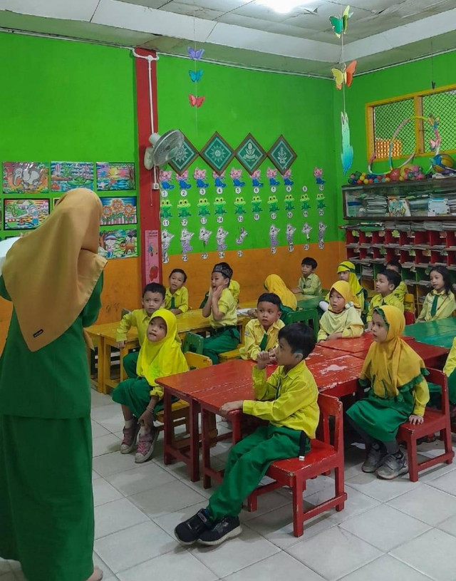 ilustrasi pengembangangan bahasa anak melalui metode boneka jari. (sumber di ambil pada tanggal 20  november 2024 di tk aisiyah 4 balayudha