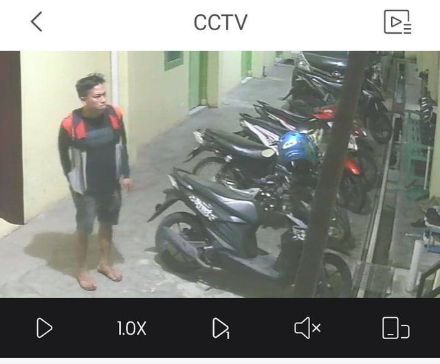 Tangkap layar video CCTV memperlihatkan diduga pelaku pencurian. | Foto: Istimewa