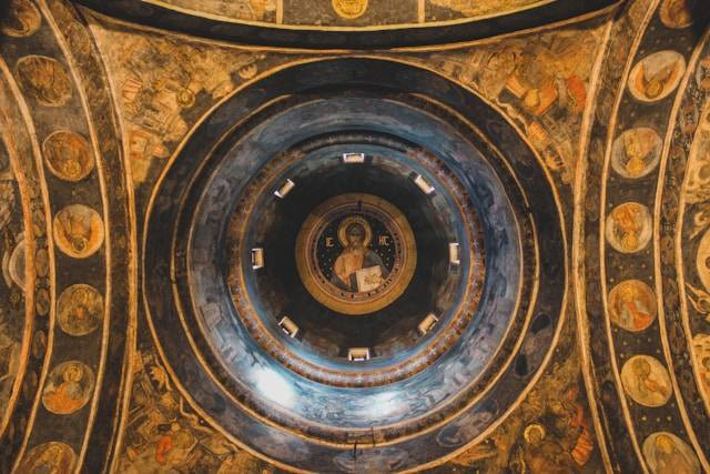 Sumber: https://unsplash.com/photos/the-ceiling-of-a-church-with-paintings-on-it-L_mFUas6J44