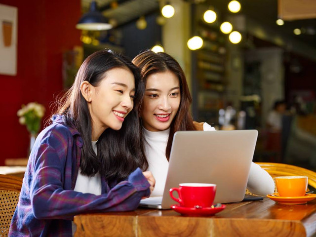 Ilutrasi nongkrong sambil internetan bersama teman di kafe. Foto: imtmphoto/Shutterstock