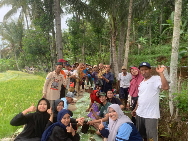 Mahasiswa KKN Reg 83 UIN Walisongo Posko 11 Ikut Serta dalam Tradisi Susuk Wangan Jurang Bersama Warga Setempat