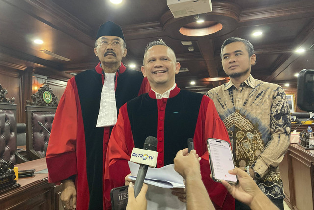 Ketua MKD DPR RI Nazaruddin Dek Gam bersama Wakil Ketua MKD DPR RI Agung Widyantoro menjawab pertanyaan wartawan usai Sidang MKD Nuroji di Ruang Sidang MKD, Jakarta Pusat, Selasa (3/12/2024). Foto: Alya Zahra/Kumparan
