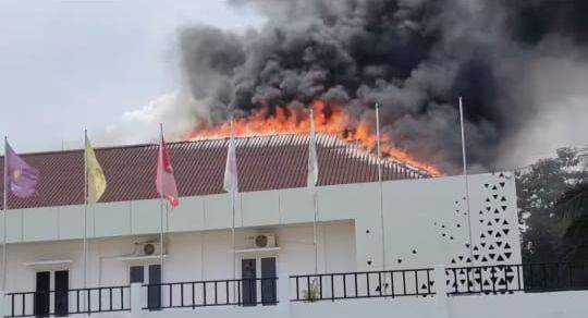 Kantor KPU Morowali, Sulteng terbakar pada Selasa (3/12), sekitar pukul 11.45 WITA. dok Istimewa