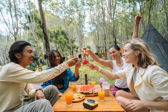 Ilustrasi bagaimana norma dapat mempengaruhi perilaku manusia dalam bermasyarakat. Foto: Unsplash