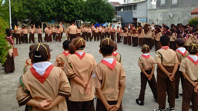 ilustrasi kegiatan pramuka untuk menanamkan prinsip Pancasila pada anak-anak sekolah dasar sumber gambar : dukumen pribadi