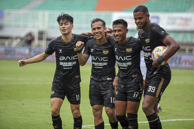 Pemain Dewa United Egy Maulana Vikri (kedua kiri) melakukan selebrasi dengan rekan setimnya setelah mencetak gol ke gawang PSS Sleman dalam pertandingan BRI Liga 1 di Stadion Pakansari, Kabupaten Bogor, Jawa Barat, Selasa (3/12/2024). Foto: Yulius Satria Wijaya/ANTARA FOTO